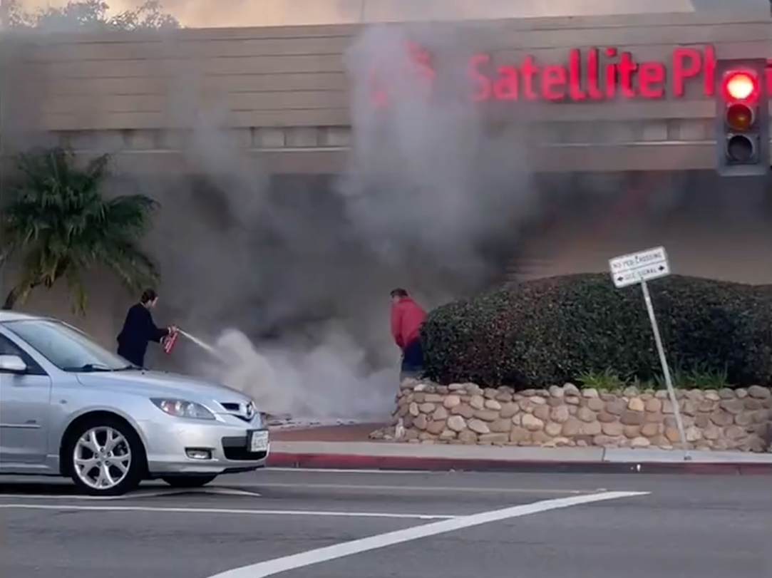 Good Samaritans use fire extinguisher to put out small fire near Point Loma